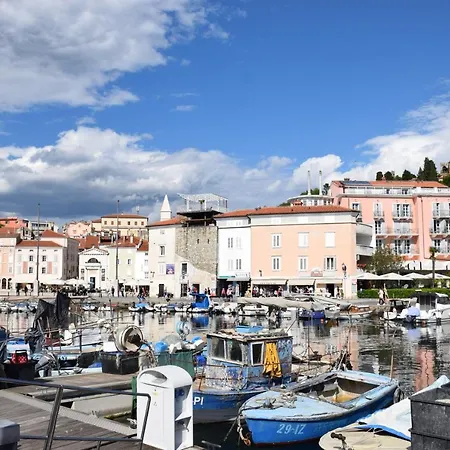 Rosso Piran. Appartamento Pirano